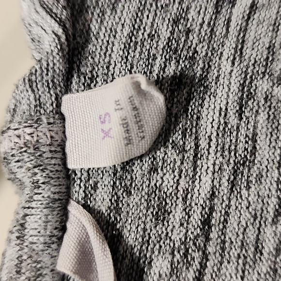 Athletica zipper hoodie with thumb holes and side pockets - Picture 4 of 8